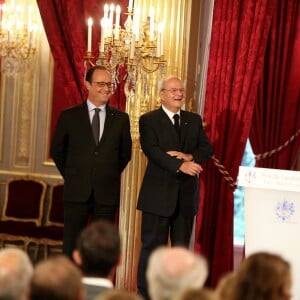 François Hollande, Marc Ladreit de Lacharrière et Jean-Claude Maillard - Remise du Prix de l'Audace Créatrice à Jean-Claude Maillard, PDG et fondateur du groupe Figeac Aéro, au palais de l'Elysée à Paris, le 15 septembre 2015.