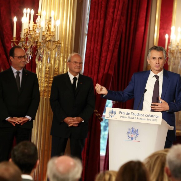 François Hollande, Marc Ladreit de Lacharrière et Jean-Claude Maillard - Remise du Prix de l'Audace Créatrice à Jean-Claude Maillard, PDG et fondateur du groupe Figeac Aéro, au palais de l'Elysée à Paris, le 15 septembre 2015.