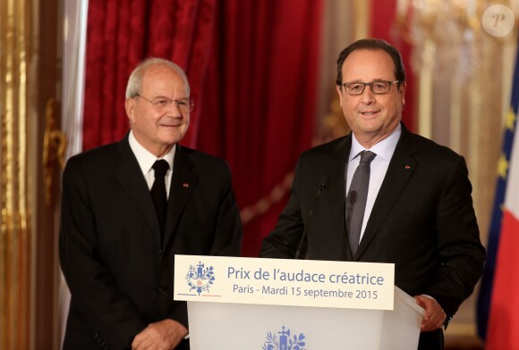 Marc Ladreit de Lacharrière et François Hollande - Remise du Prix de l'Audace Créatrice à Jean-Claude Maillard, PDG et fondateur du groupe Figeac Aéro, au palais de l'Elysée à Paris, le 15 septembre 2015.