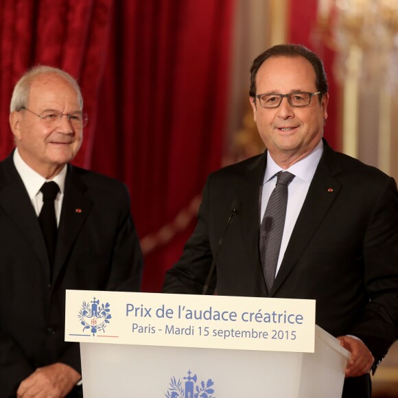 Marc Ladreit de Lacharrière et François Hollande - Remise du Prix de l'Audace Créatrice à Jean-Claude Maillard, PDG et fondateur du groupe Figeac Aéro, au palais de l'Elysée à Paris, le 15 septembre 2015.