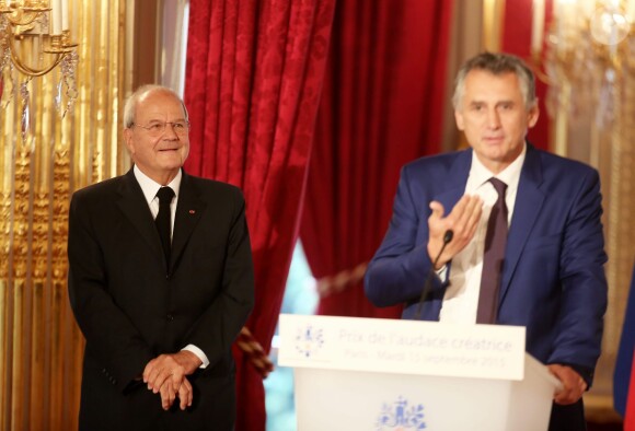 Marc Ladreit de Lacharrière et Jean-Claude Maillard - Remise du Prix de l'Audace Créatrice à Jean-Claude Maillard, PDG et fondateur du groupe Figeac Aéro, au palais de l'Elysée à Paris, le 15 septembre 2015.