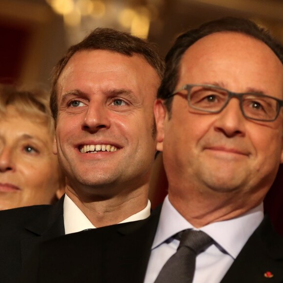 Emmanuel Macron et François Hollande - Remise du Prix de l'Audace Créatrice à Jean-Claude Maillard, PDG et fondateur du groupe Figeac Aéro, au palais de l'Elysée à Paris, le 15 septembre 2015.