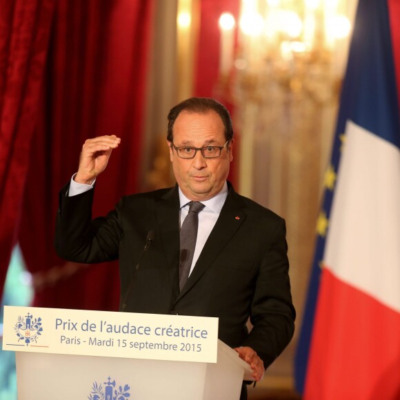 François Hollande - Remise du Prix de l'Audace Créatrice à Jean-Claude Maillard, PDG et fondateur du groupe Figeac Aéro, au palais de l'Elysée à Paris, le 15 septembre 2015.