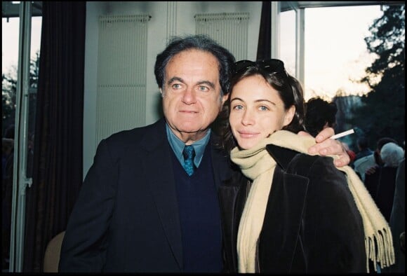 Guy Béart et sa fille Emmanuelle, lors du mariage de son autre fille, Eve, à Garches le 15 décembre 1996