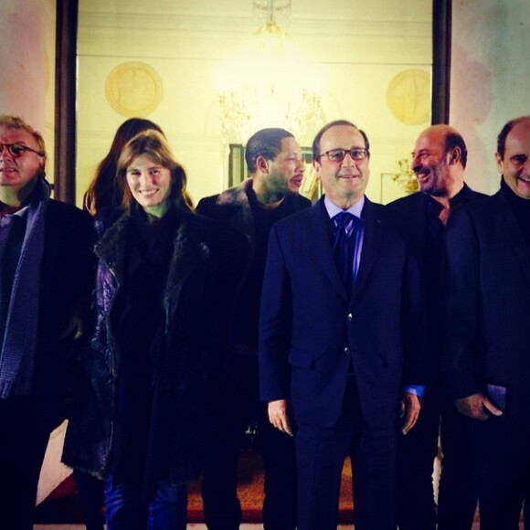 Le 22 décembre 2014, JoeyStarr a posté cette photo où on le voit à l'Elysée avec Dominique Besnehard, Lola Doillon, Cédric Klapisch, Pierre Lescure et François Hollande.