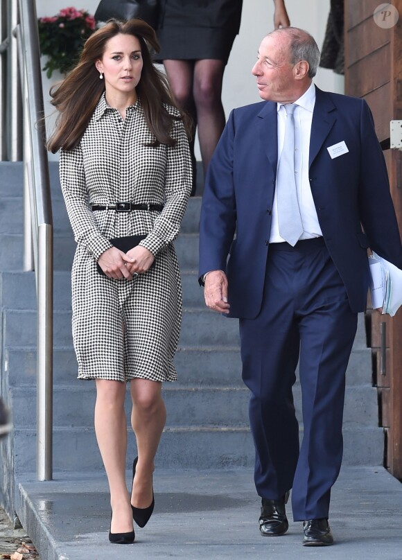 Kate Middleton, duchesse de Cambridge, en robe Ralph Lauren et arborant sa nouvelle coupe de cheveux, visitait pour sa grande rentrée le centre Anna Freud consacré aux problèmes mentaux chez les enfants, à Londres le 17 septembre 2015.