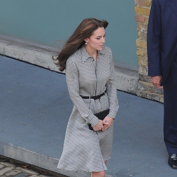 Kate Middleton, duchesse de Cambridge, en robe Ralph Lauren et arborant sa nouvelle coupe de cheveux, visitait pour sa grande rentrée le centre Anna Freud consacré aux problèmes mentaux chez les enfants, à Londres le 17 septembre 2015.