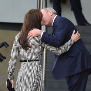 Kate Middleton, duchesse de Cambridge, en robe Ralph Lauren et arborant sa nouvelle coupe de cheveux, visitait pour sa grande rentrée le centre Anna Freud consacré aux problèmes mentaux chez les enfants, à Londres le 17 septembre 2015.