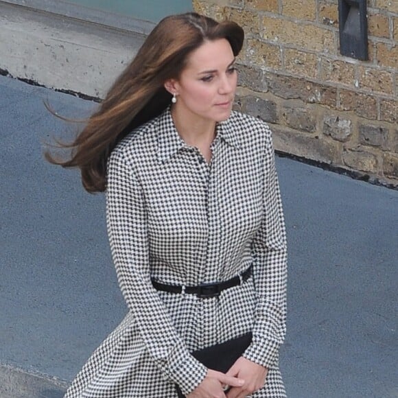 Kate Middleton, duchesse de Cambridge, en robe Ralph Lauren et arborant sa nouvelle coupe de cheveux, visitait pour sa grande rentrée le centre Anna Freud consacré aux problèmes mentaux chez les enfants, à Londres le 17 septembre 2015.