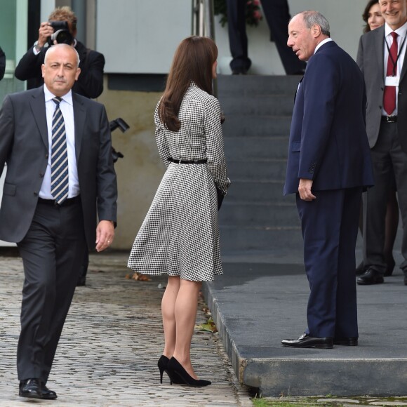 Kate Middleton, duchesse de Cambridge, en robe Ralph Lauren et arborant sa nouvelle coupe de cheveux, visitait pour sa grande rentrée le centre Anna Freud consacré aux problèmes mentaux chez les enfants, à Londres le 17 septembre 2015.