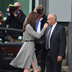 Kate Middleton, duchesse de Cambridge, en robe Ralph Lauren et arborant sa nouvelle coupe de cheveux, visitait pour sa grande rentrée le centre Anna Freud consacré aux problèmes mentaux chez les enfants, à Londres le 17 septembre 2015.