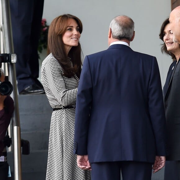 Kate Middleton, duchesse de Cambridge, en robe Ralph Lauren et arborant sa nouvelle coupe de cheveux, visitait pour sa grande rentrée le centre Anna Freud consacré aux problèmes mentaux chez les enfants, à Londres le 17 septembre 2015.