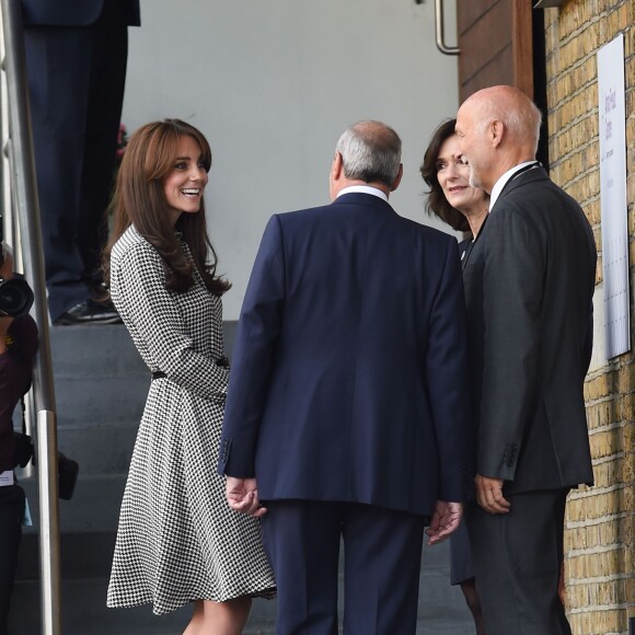 Kate Middleton, duchesse de Cambridge, en robe Ralph Lauren et arborant sa nouvelle coupe de cheveux, visitait pour sa grande rentrée le centre Anna Freud consacré aux problèmes mentaux chez les enfants, à Londres le 17 septembre 2015.