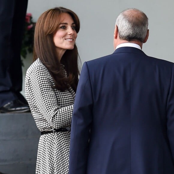 Kate Middleton, duchesse de Cambridge, en robe Ralph Lauren et arborant sa nouvelle coupe de cheveux, visitait pour sa grande rentrée le centre Anna Freud consacré aux problèmes mentaux chez les enfants, à Londres le 17 septembre 2015.