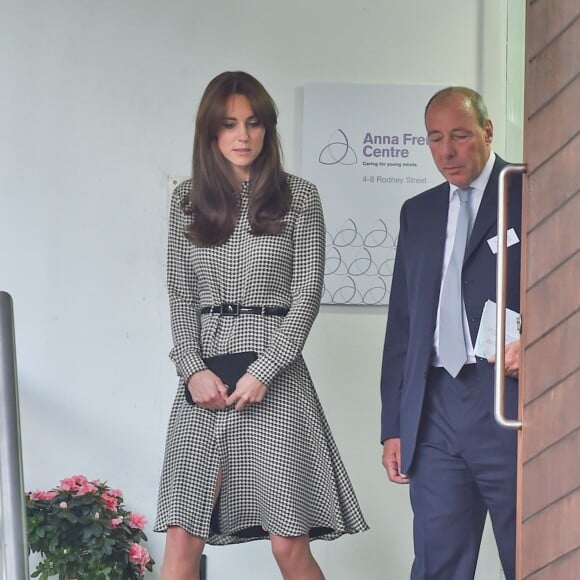 Kate Middleton, duchesse de Cambridge, en robe Ralph Lauren et arborant sa nouvelle coupe de cheveux, visitait pour sa grande rentrée le centre Anna Freud consacré aux problèmes mentaux chez les enfants, à Londres le 17 septembre 2015.