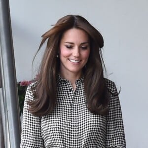 Kate Middleton, duchesse de Cambridge, en robe Ralph Lauren et arborant sa nouvelle coupe de cheveux, visitait pour sa grande rentrée le centre Anna Freud consacré aux problèmes mentaux chez les enfants, à Londres le 17 septembre 2015.