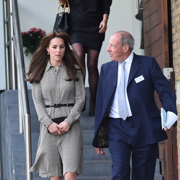 Kate Middleton, duchesse de Cambridge, en robe Ralph Lauren et arborant sa nouvelle coupe de cheveux, visitait pour sa grande rentrée le centre Anna Freud consacré aux problèmes mentaux chez les enfants, à Londres le 17 septembre 2015.