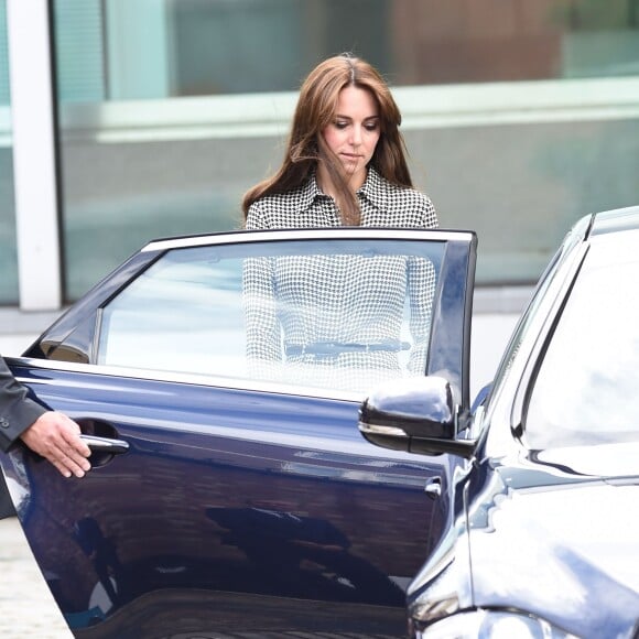 Kate Middleton, duchesse de Cambridge, en robe Ralph Lauren et arborant sa nouvelle coupe de cheveux, visitait pour sa grande rentrée le centre Anna Freud consacré aux problèmes mentaux chez les enfants, à Londres le 17 septembre 2015.