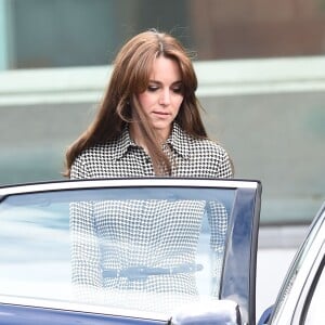 Kate Middleton, duchesse de Cambridge, en robe Ralph Lauren et arborant sa nouvelle coupe de cheveux, visitait pour sa grande rentrée le centre Anna Freud consacré aux problèmes mentaux chez les enfants, à Londres le 17 septembre 2015.