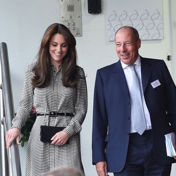 Kate Middleton, duchesse de Cambridge, en robe Ralph Lauren et arborant sa nouvelle coupe de cheveux, visitait pour sa grande rentrée le centre Anna Freud consacré aux problèmes mentaux chez les enfants, à Londres le 17 septembre 2015.