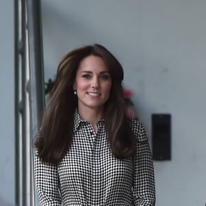 Kate Middleton, duchesse de Cambridge, en robe Ralph Lauren et avec sa nouvelle coupe de cheveux, visitait le 17 septembre 2015 dans le nord de Londres le centre Anna Freud consacré aux problèmes mentaux chez les enfants. Son premier engagement personnel en près de six mois.