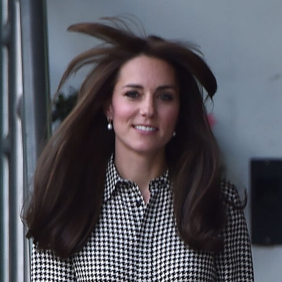 Kate Middleton, duchesse de Cambridge, en robe Ralph Lauren et avec sa nouvelle coupe de cheveux, visitait le 17 septembre 2015 dans le nord de Londres le centre Anna Freud consacré aux problèmes mentaux chez les enfants. Son premier engagement personnel en près de six mois.