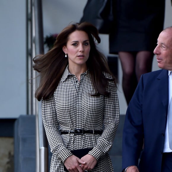 Kate Middleton, duchesse de Cambridge, en robe Ralph Lauren et avec sa nouvelle coupe de cheveux, visitait le 17 septembre 2015 dans le nord de Londres le centre Anna Freud consacré aux problèmes mentaux chez les enfants. Son premier engagement personnel en près de six mois.