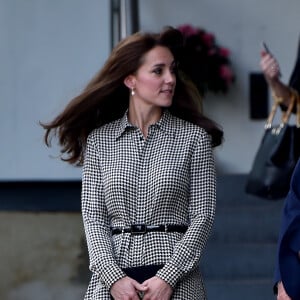 Kate Middleton, duchesse de Cambridge, en robe Ralph Lauren et avec sa nouvelle coupe de cheveux, visitait le 17 septembre 2015 dans le nord de Londres le centre Anna Freud consacré aux problèmes mentaux chez les enfants. Son premier engagement personnel en près de six mois.