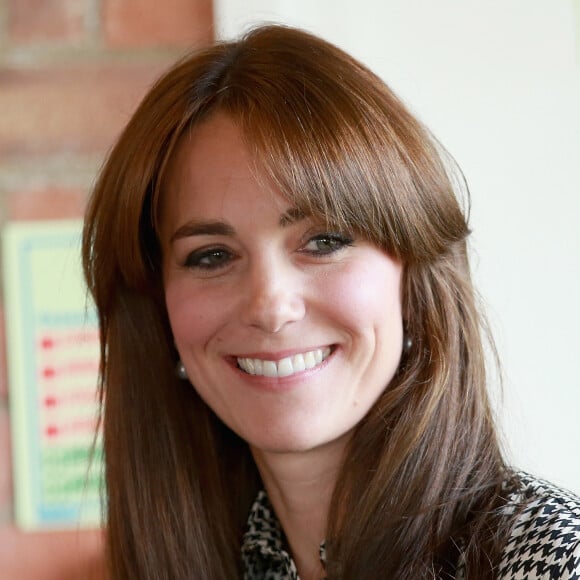 Kate Middleton, duchesse de Cambridge, en robe Ralph Lauren et avec sa nouvelle coupe de cheveux, visitait le 17 septembre 2015 dans le nord de Londres le centre Anna Freud consacré aux problèmes mentaux chez les enfants. Son premier engagement personnel en près de six mois.