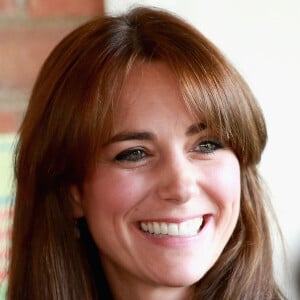 Kate Middleton, duchesse de Cambridge, en robe Ralph Lauren et avec sa nouvelle coupe de cheveux, visitait le 17 septembre 2015 dans le nord de Londres le centre Anna Freud consacré aux problèmes mentaux chez les enfants. Son premier engagement personnel en près de six mois.