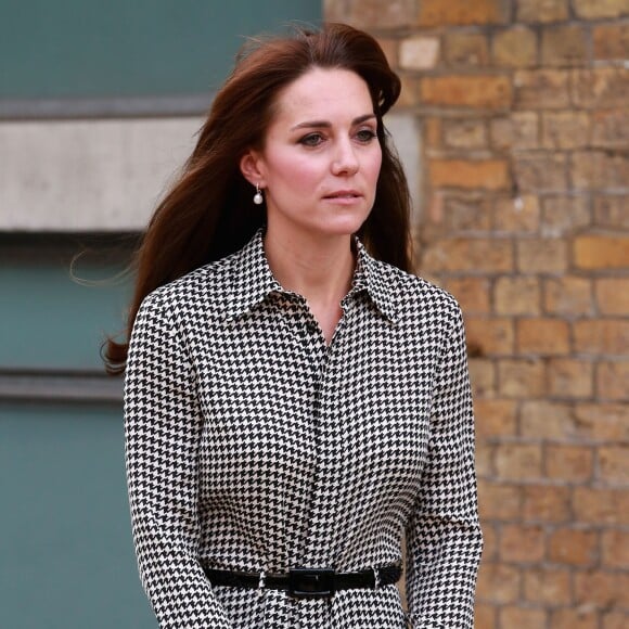 Kate Middleton, duchesse de Cambridge, en robe Ralph Lauren et avec sa nouvelle coupe de cheveux, visitait le 17 septembre 2015 dans le nord de Londres le centre Anna Freud consacré aux problèmes mentaux chez les enfants. Son premier engagement personnel en près de six mois.