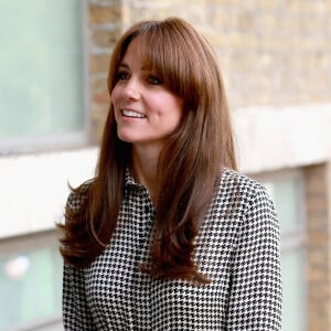 Kate Middleton, duchesse de Cambridge, en robe Ralph Lauren et avec sa nouvelle coupe de cheveux, visitait le 17 septembre 2015 dans le nord de Londres le centre Anna Freud consacré aux problèmes mentaux chez les enfants. Son premier engagement personnel en près de six mois.