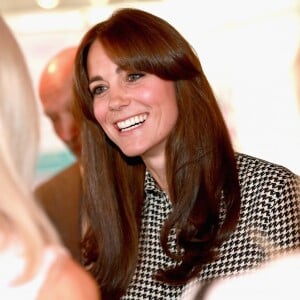 Kate Middleton, duchesse de Cambridge, en robe Ralph Lauren et avec sa nouvelle coupe de cheveux, visitait le 17 septembre 2015 dans le nord de Londres le centre Anna Freud consacré aux problèmes mentaux chez les enfants. Son premier engagement personnel en près de six mois.