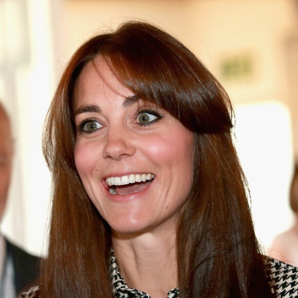 Kate Middleton, duchesse de Cambridge, en robe Ralph Lauren et avec sa nouvelle coupe de cheveux, visitait le 17 septembre 2015 dans le nord de Londres le centre Anna Freud consacré aux problèmes mentaux chez les enfants. Son premier engagement personnel en près de six mois.