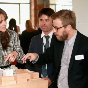 Kate Middleton, duchesse de Cambridge, en robe Ralph Lauren et avec sa nouvelle coupe de cheveux, visitait le 17 septembre 2015 dans le nord de Londres le centre Anna Freud consacré aux problèmes mentaux chez les enfants. Son premier engagement personnel en près de six mois.