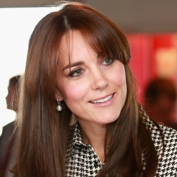 Kate Middleton, duchesse de Cambridge, en robe Ralph Lauren et avec sa nouvelle coupe de cheveux, visitait le 17 septembre 2015 dans le nord de Londres le centre Anna Freud consacré aux problèmes mentaux chez les enfants. Son premier engagement personnel en près de six mois.