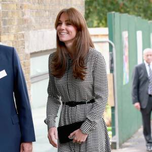 Kate Middleton, duchesse de Cambridge, en robe Ralph Lauren et avec sa nouvelle coupe de cheveux, visitait le 17 septembre 2015 dans le nord de Londres le centre Anna Freud consacré aux problèmes mentaux chez les enfants. Son premier engagement personnel en près de six mois.