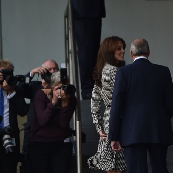 Kate Middleton, duchesse de Cambridge, en robe Ralph Lauren et avec sa nouvelle coupe de cheveux, visitait le 17 septembre 2015 dans le nord de Londres le centre Anna Freud consacré aux problèmes mentaux chez les enfants. Son premier engagement personnel en près de six mois.