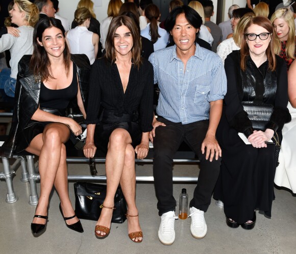 Julia Restoin Roitfeld, Carine Roitfeld, Stephen Gan (créateur et rédacteur en chef de V Magazine) et Glenda Bailey assistent au défilé Calvin Klein Collection (collection printemps-été 2016) aux Spring Studios. New York, le 17 septembre 2015.