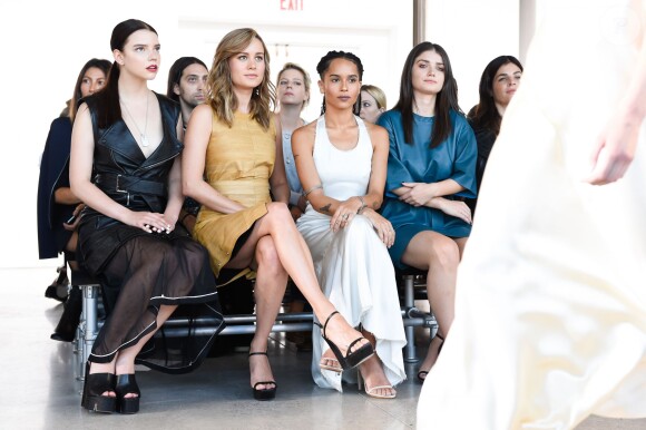 Anya Taylor-Joy, Brie Larson, Zoë Kravitz et Eve Hewson assistent au défilé Calvin Klein Collection (collection printemps-été 2016) aux Spring Studios. New York, le 17 septembre 2015.
