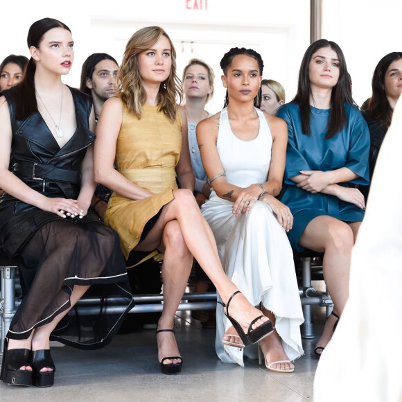 Anya Taylor-Joy, Brie Larson, Zoë Kravitz et Eve Hewson assistent au défilé Calvin Klein Collection (collection printemps-été 2016) aux Spring Studios. New York, le 17 septembre 2015.