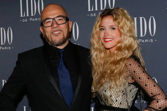 Pascal Obispo et sa compagne Julie Hantson - Photocall à l'occasion de la présentation du nouveau spectacle du Lido "Paris Merveilles" à Paris, le 8 avril 2015