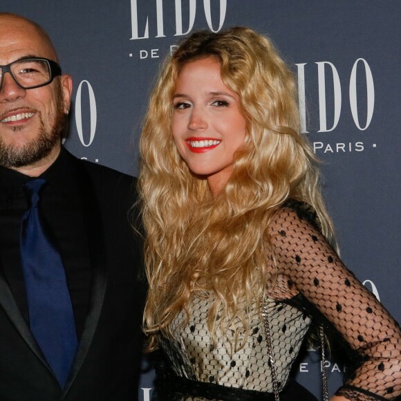 Pascal Obispo et sa compagne Julie Hantson - Photocall à l'occasion de la présentation du nouveau spectacle du Lido "Paris Merveilles" à Paris, le 8 avril 2015