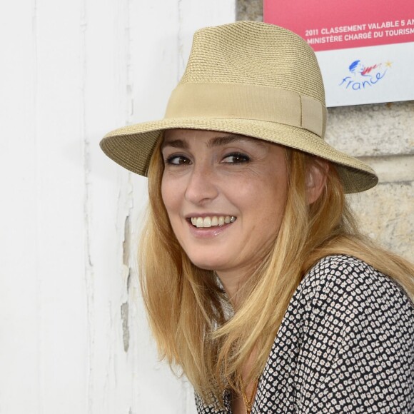 Julie Gayet quitte l'hôtel Mercure pour se rendre à une projection privée à l'espace Franquin lors du 8e édition du Festival du film francophone d'Angoulême.