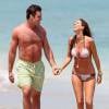 Rachel Uchitel et Matt Hahn le 11 avril 2011 sur une plage de Miami Beach