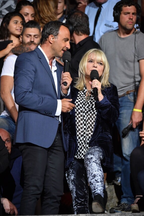 Exclusif - L'animateur Nikos Aliagas et la chanteuse France Gall, dans les arènes de Nîmes à l'occasion de la spéciale Fête de la musique de l'émission La Chanson de l'année sur TF1, le samedi 20 juin 2015.