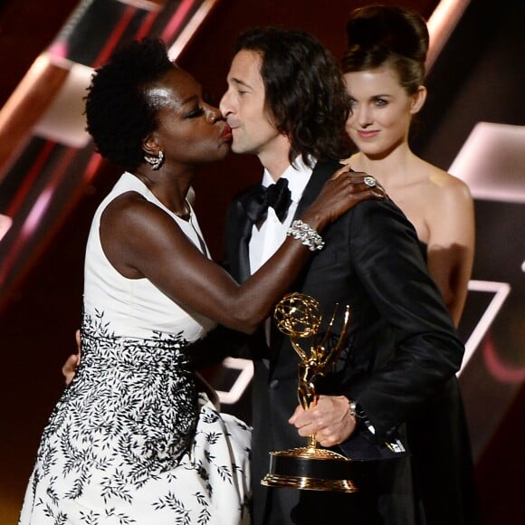 Adrien Brody remet à Viola Davis son prix de la meilleure actrice dans une série dramatique pour "Murder" - 67e cérémonie des Emmy Awards à Los Angeles, le 20 septembre 2015.