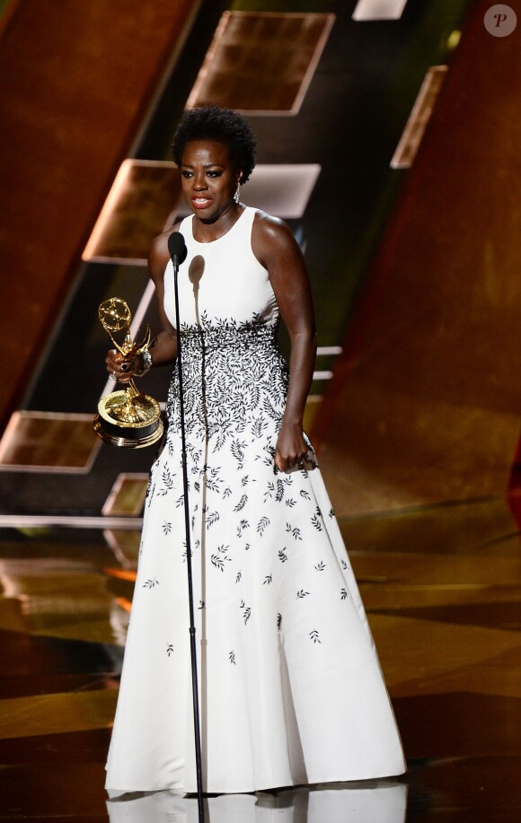 Adrien Brody remet à Viola Davis son prix de la meilleure actrice dans une série dramatique pour "Murder" - 67e cérémonie des Emmy Awards à Los Angeles, le 20 septembre 2015.