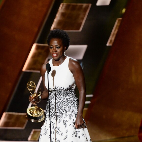 Adrien Brody remet à Viola Davis son prix de la meilleure actrice dans une série dramatique pour "Murder" - 67e cérémonie des Emmy Awards à Los Angeles, le 20 septembre 2015.