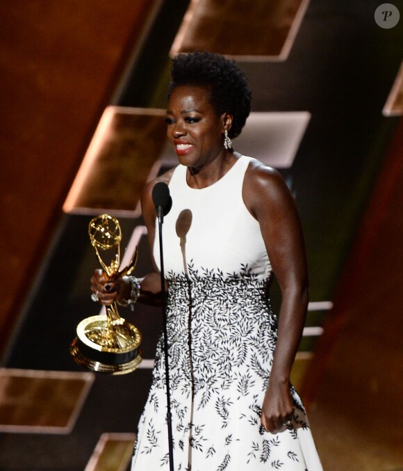 Adrien Brody remet à Viola Davis son prix de la meilleure actrice dans une série dramatique pour "Murder" - 67e cérémonie des Emmy Awards à Los Angeles, le 20 septembre 2015.